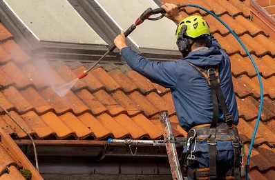 Démoussage et hydrofuge de toiture à la Bastide-Solages